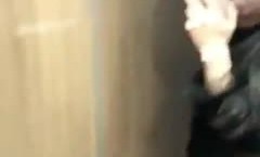 高gao颜值骚.货小妮子，乘坐高铁一时忍不住发骚性起跑到厕所摸穴穴，露大阴唇，撩转舌头好想要大鸡.巴！