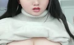 颜值不错丰满巨.乳妹mei子诱惑，晃动坚挺圆润大白奶子从下往上视角非常诱人，很是诱惑喜欢不要错过