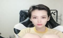 帅气短发妹mei子椅子上掰开逼逼特写诱惑抬起双腿露逼近距离特写摸几下出白浆很是诱惑喜欢不要错过