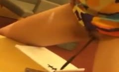 风韵犹存的酒jiu店鸡婆毛笔插阴穴里写大字——恭喜发财...艺术！