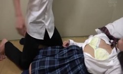 IANF-050_A修学旅行男子生徒が差し入れてくれたジュースを飲むと意識が朦朧と昏睡