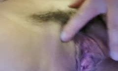 长相甜美丰满大.奶妹mei子卫生间马桶上自摸诱惑，扭动大屁股掰穴近距离特写非常诱人
