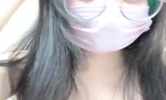 斯文眼镜口罩妹mei子全裸大黑牛自[zi]慰，白皙美.乳苗条身shen材椅子上头部抽[chou]插震动，高潮呻吟娇喘连连